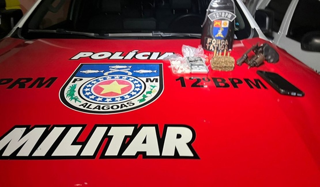 12° Batalhão da PM prende homem com arma, maconha e cocaína no bairro Cidade Universitária, em Maceió