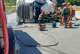 Homem fica preso às ferragens em tombamento de carreta na BR 101, em Pilar