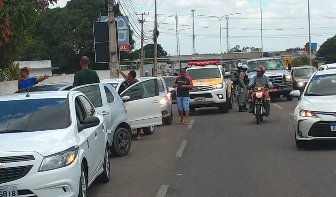 Vídeo. Motoristas de transportes por aplicativo realizam protestos pela baixa no valor do combustível, em Arapiraca