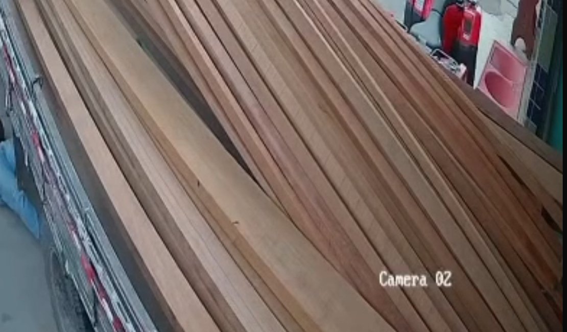 Câmera registra momento em que trabalhador cai de caminhão e é atingido no rosto por madeira em Lagoa da Canoa