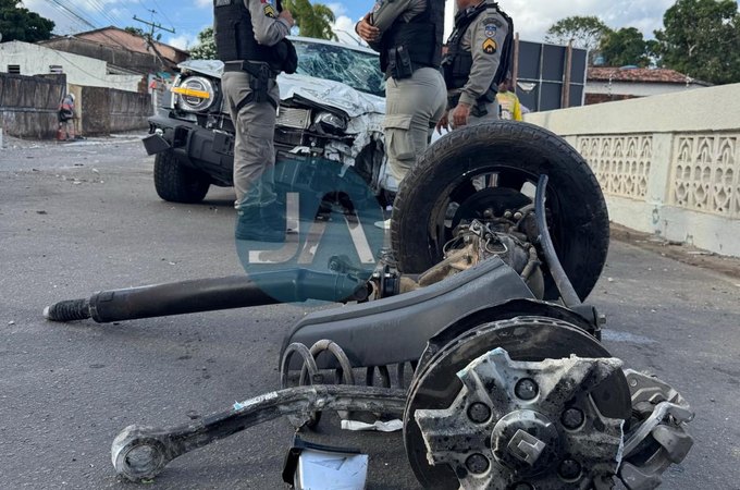 Motorista perde controle de carro, atinge veículos e residência e capota em seguida, em Feira Grande