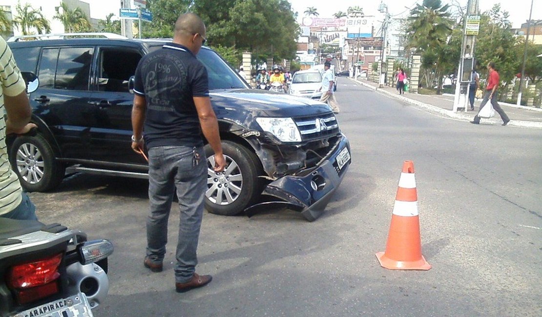Acidente envolvendo Pajero e cinquentinha é registrado em cruzamento de Arapiraca