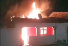 Casa fica completamente destruída após incêndio e família pede ajuda financeira, em Junqueiro