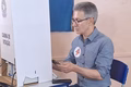 Candidato a presidente, Romeu Zema contraria regra eleitoral e entra com celular na cabine de votação