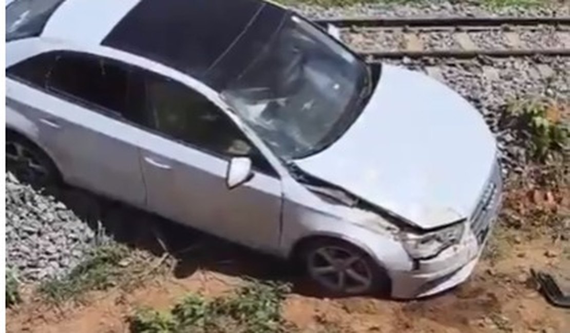 Condutor perde o controle e carro cai sobre linha férrea, em Arapiraca
