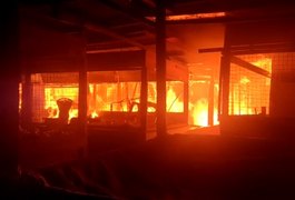 Vídeos. Incêndio de grandes proporções atinge o Mercado da Produção, em Maceió