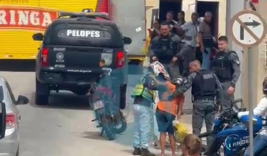 Passageira de mototaxista fica ferida após veículo passar por britas espalhadas pela rua e derrapar em Arapiraca