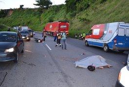 Motociclista perde o controle e acaba esmagado por carreta na BR 101 em São Miguel dos Campos