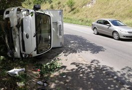Motorista dorme ao volante e colide em árvore na BR-101, em São Miguel dos Campos