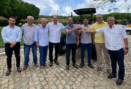 Alfredo Gaspar entrega trator e reforça apoio ao pequeno produtor em Rio Largo