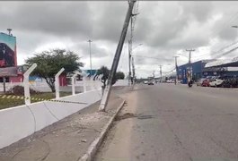 Veículo colide em poste de iluminação pública, nas proximidades da rodoviária de Arapiraca