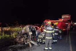 Colisão frontal entre carreta e veículo de passeio deixa uma pessoa morta, em São Sebastião