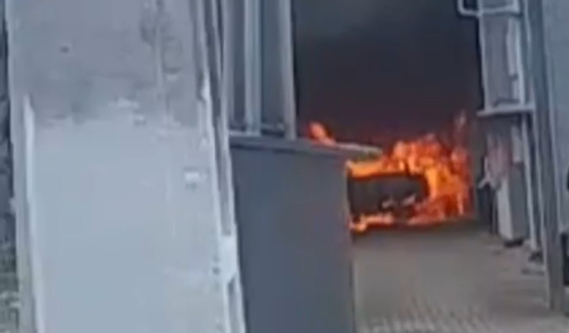 Incêndio destrói carro elétrico em concessionária na Avenida Fernandes Lima