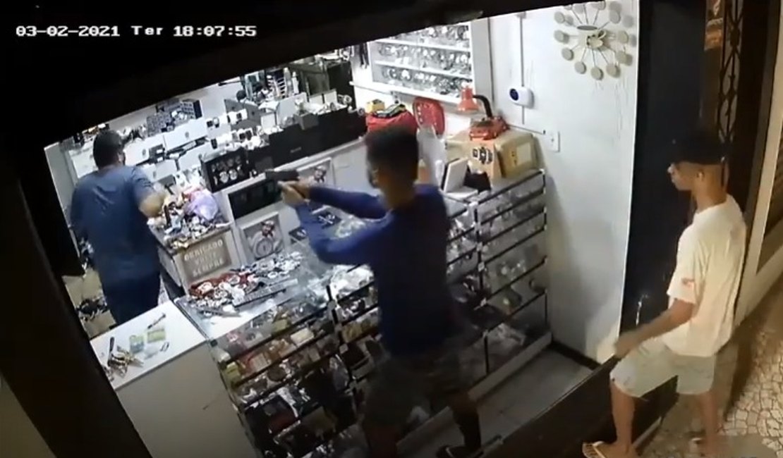 Vídeo. Dupla é flagrada tentando assaltar loja no Centro de Arapiraca