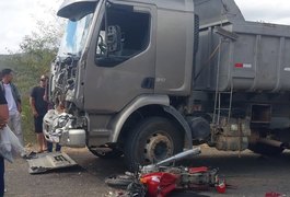 Motociclista morre em grave acidente com caminhão caçamba na AL-145, no Sertão