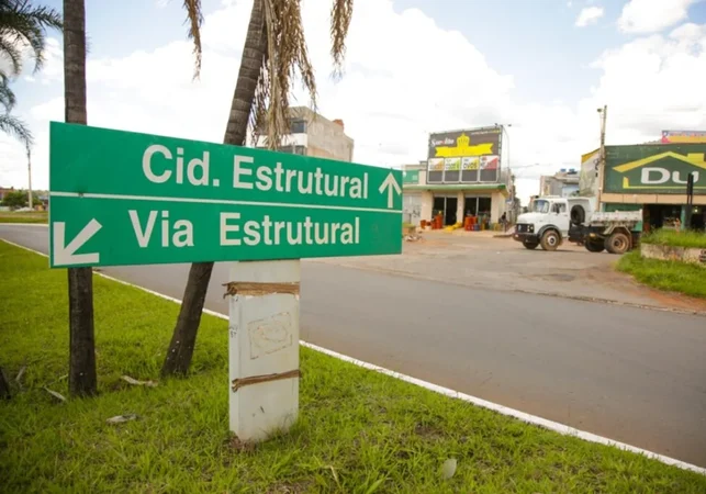 Eleitor embriagado tira a roupa e tenta votar nu em zona eleitoral e acaba detido