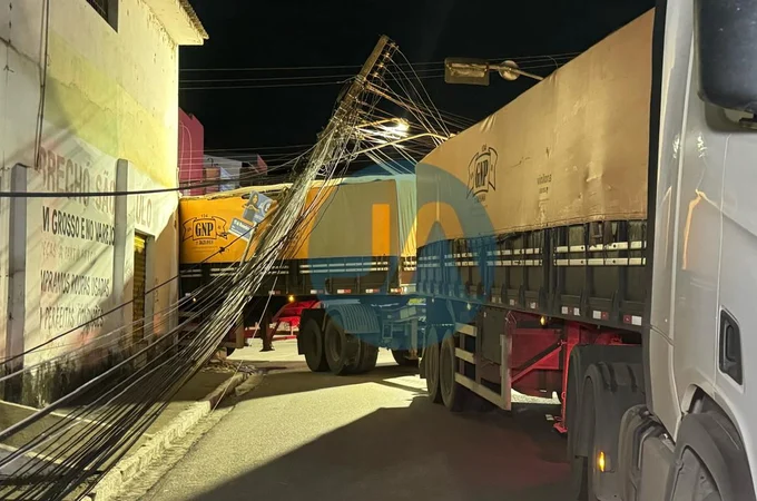 Carreta bitrem derruba poste de energia elétrica no Centro de Arapiraca