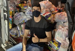 Cantor Willy Vaqueiro realiza doação de 200 cestas básicas