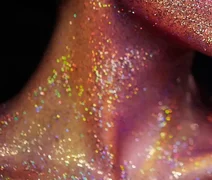 Transar com glitter espalhado pelo corpo pode ser perigoso; entenda o motivo