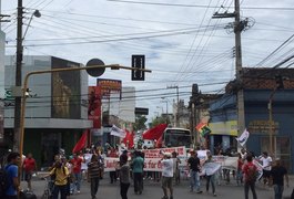 Estudantes fazem caminhada contra aumento da passagem em Maceió