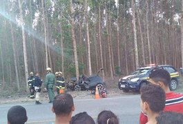 Perseguição termina em acidente com dois mortos e dois feridos na AL-210, em Atalaia