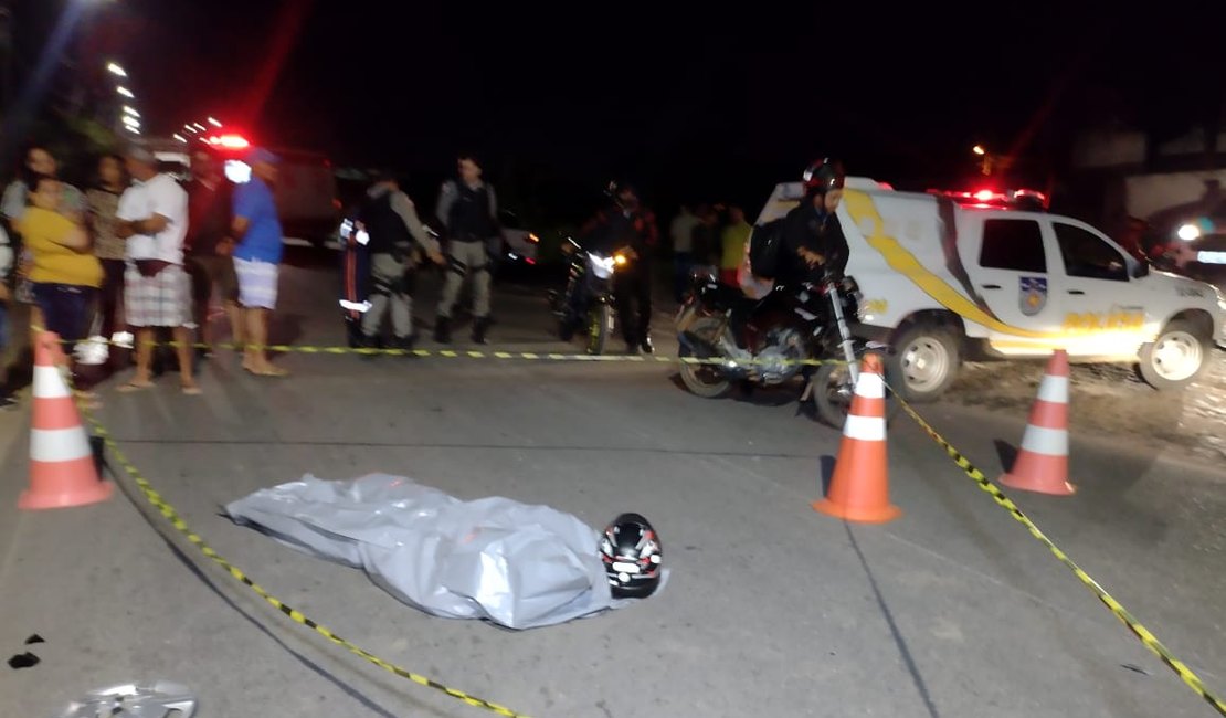 Colisão envolvendo um carro e duas motos deixa instrutor de auto escola morto, em Arapiraca
