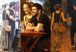 Juliana Paiva e Juliano Lahan trocam carinhos na Barra da Tijuca
