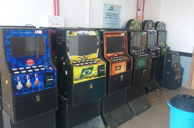 Ação policial localiza máquinas caça-níqueis em bar e dono é autuado em Arapiraca