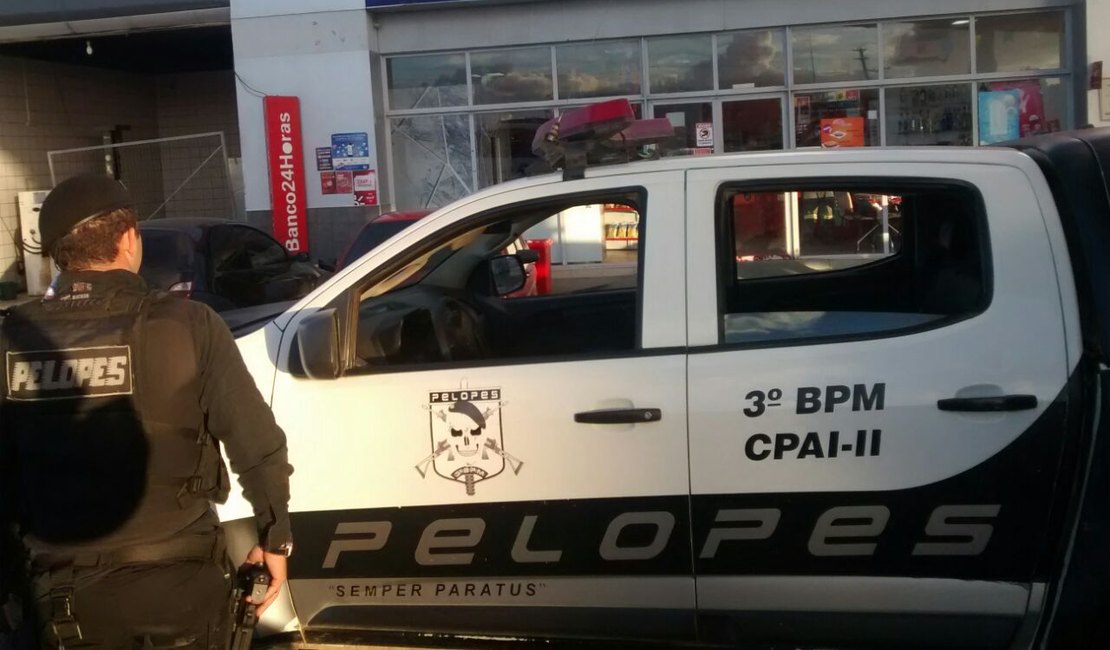 Dupla armada ameaça funcionários e assalta loja de conveniência de posto em Arapiraca