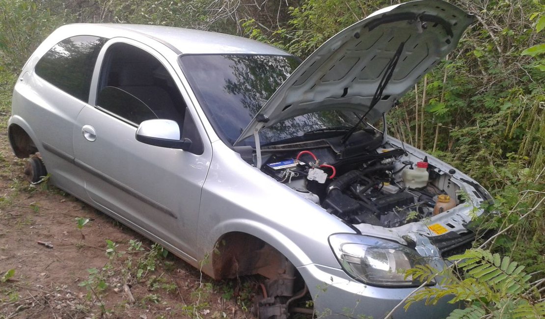 Polícia Militar localiza veículo “depenado” na zona rural de Lagoa da Canoa