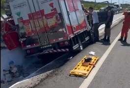 Motorista de empresa alimentícia de Arapiraca fica ferido após caminhão tombar na Barra de São Miguel