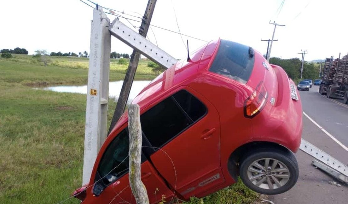 Condutora perde controle de carro em curva, na AL 110, em Arapiraca