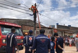 Homem morre eletrocutado em poste ao tentar fazer ligação clandestina de energia em Maceió