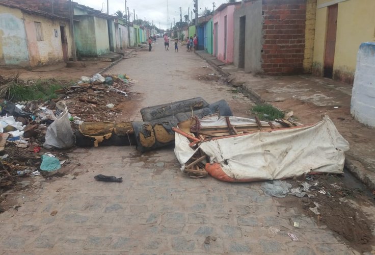 Moradores de Lagoa da Canoa fecham rua em protesto pela falta de coleta de lixo