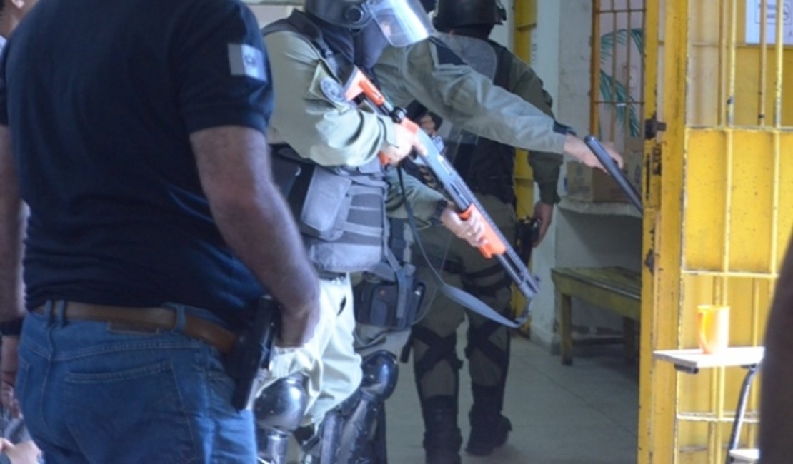 Agentes penitenciários fazem varredura no Cadeião