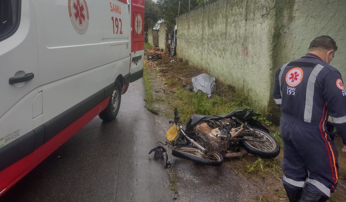 Motociclista morre após colisão com caminhão carregado de frutas, na zona rural de Arapiraca
