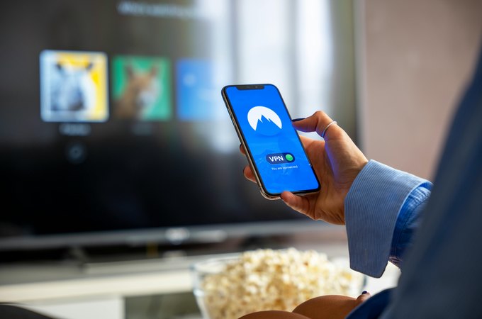 Temporada de viagem: como os turistas de Alagoas permanecem conectados à TV brasileira no exterior?