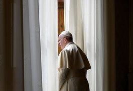 Após passar por cirurgia, Papa está caminhando e se alimentando, diz Vaticano