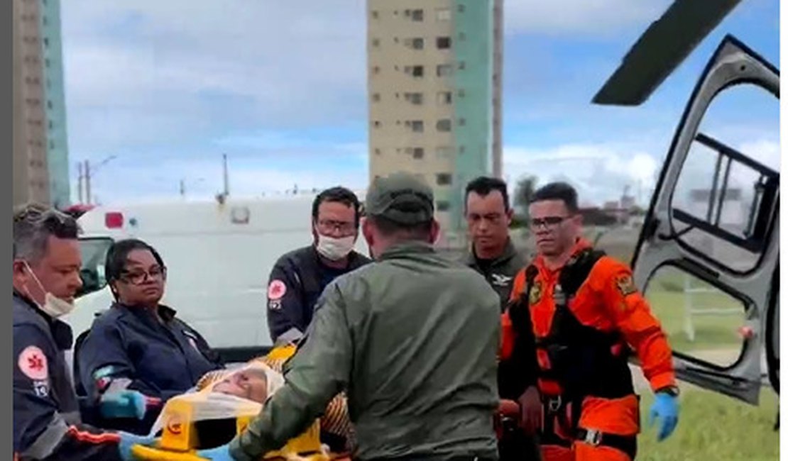 Carro capota e deixa homem preso às ferragens na BR 316 em Atalaia