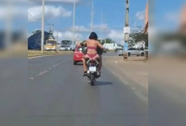 Mulher é flagrada só de lingerie trafegando em garupa de moto