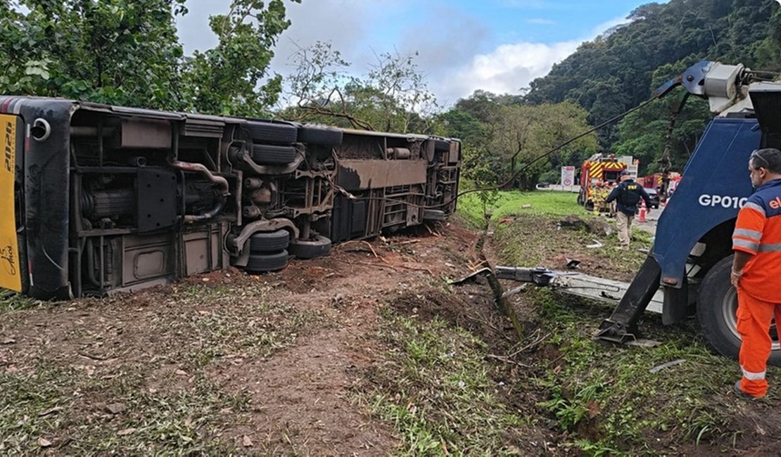 Dez mulheres morrem após ônibus tombar no interior do Rio de Janeiro