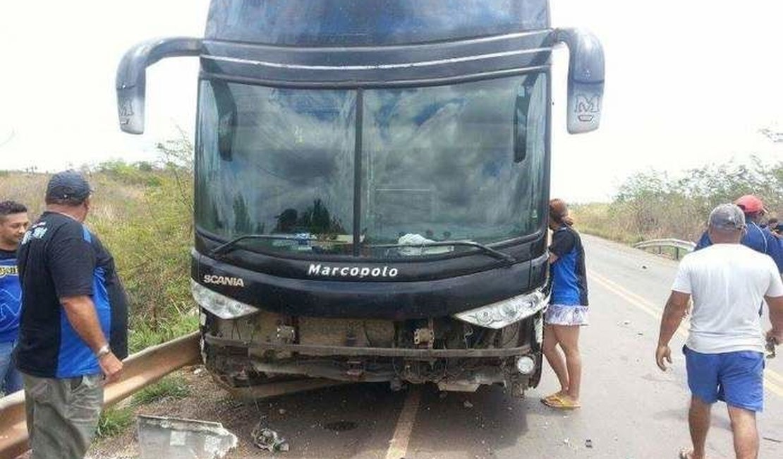 Ônibus da banda Magníficos se envolve em acidente no MA