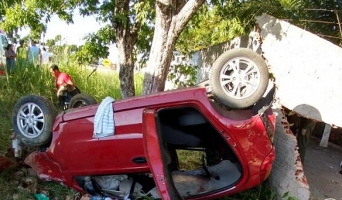 Mulher morre após sobrar em curva e capotar carro na AL-101 Norte