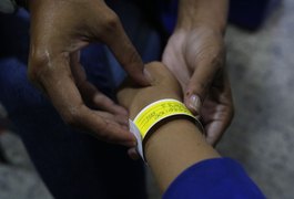 Bombeiro é preso por suspeita de vender pulseiras de acesso aos bastidores do São João de Maceió