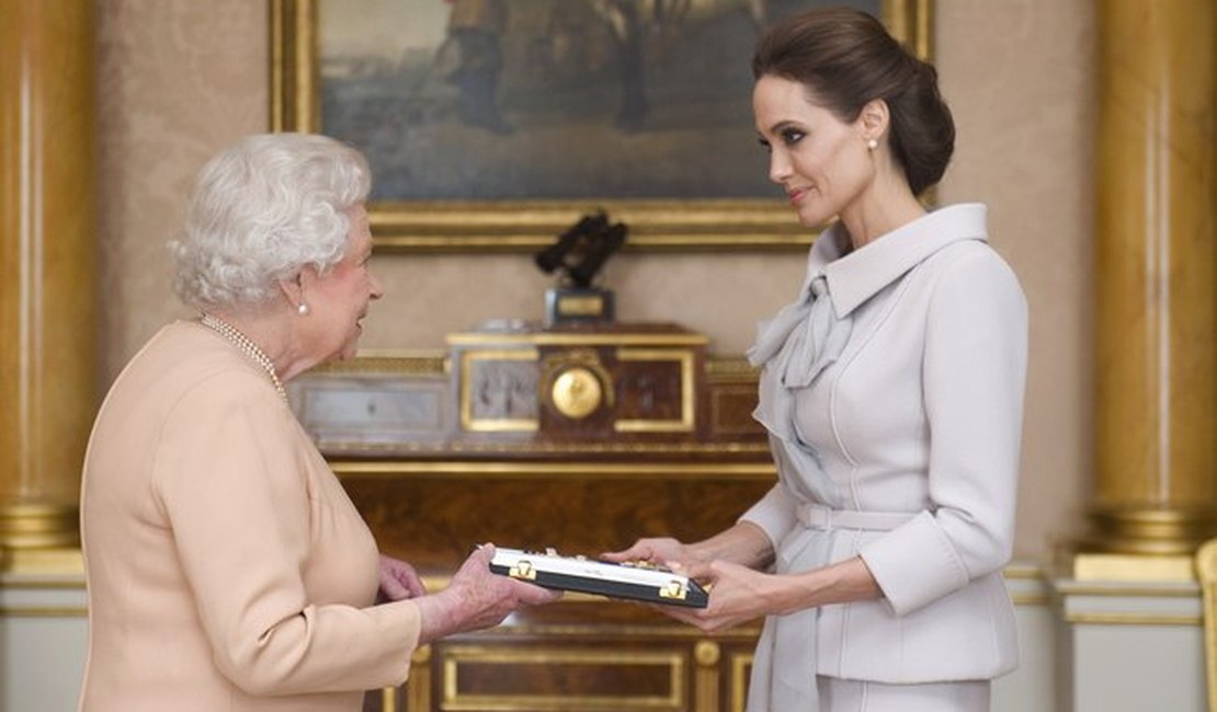 Angelina Jolie recebe título de dama da rainha Elizabeth