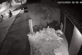 VÍDEO: Criminosos perseguem e derrubam condutor em movimento para roubar moto em Maceió