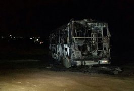 Bandidos tentam incendiar ônibus em terminal do Benedito Bentes