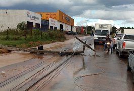 VÍDEO. Quatro postes tombam e veículo é destruído após chuvas em Arapiraca