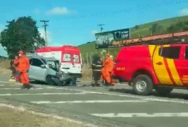 Grave acidente entre carro e ônibus deixa feridos na BR-316, no interior de Alagoas