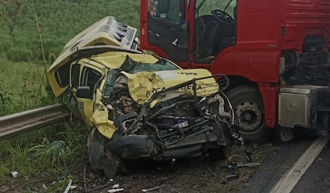 Caminhão destrói viatura da PM e militares se salvam por milagre na BR-101, no interior de Alagoas